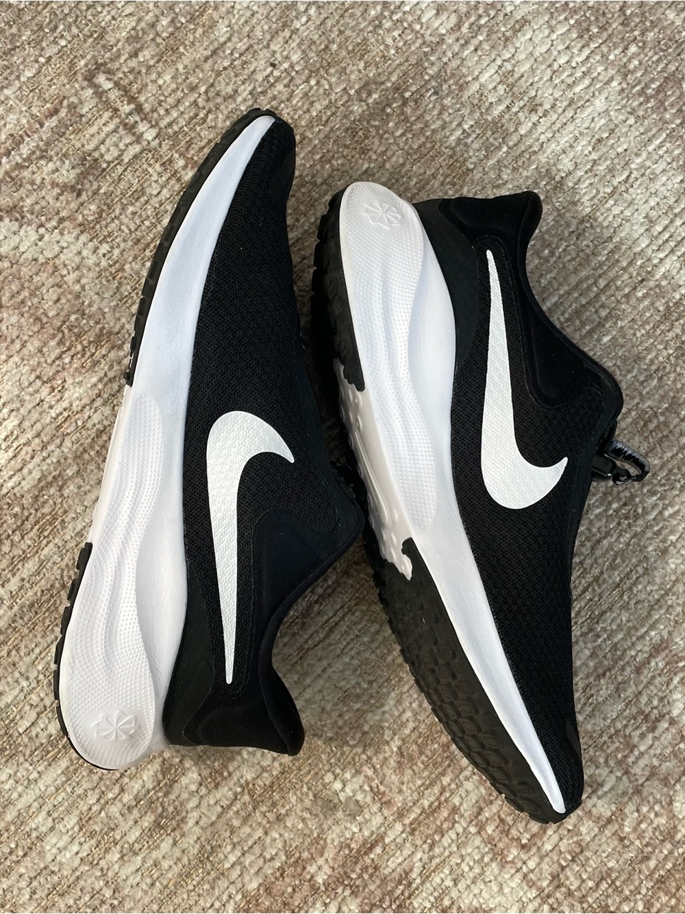 🔥NIKE🔥Easy On Sneakers, Size 9 - Picture 3 of 5